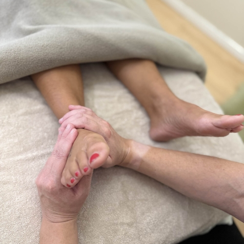 Massage af fod og ankel udført af massør i Odense nær Tarup, Søndersø og Otterup