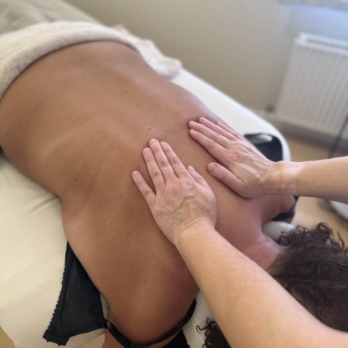 Massage i Odense N – massør udfører rygmassage hos Din krop i balance